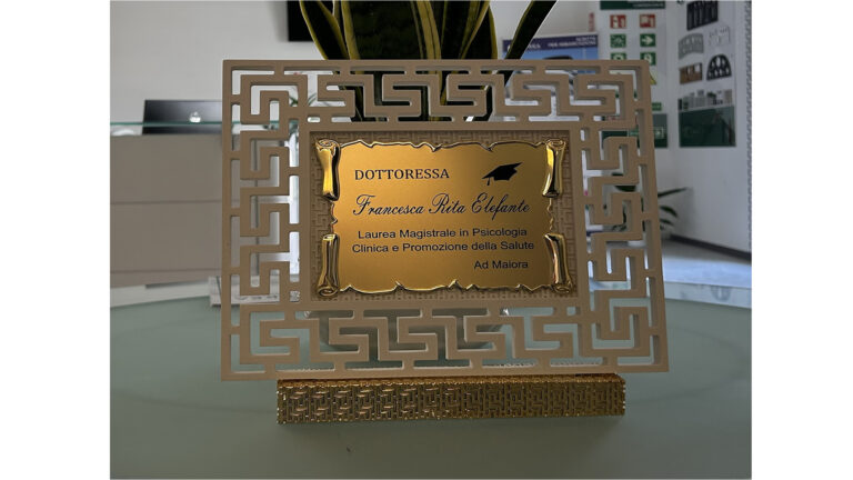 cornice in resina con pergamena personalizzata