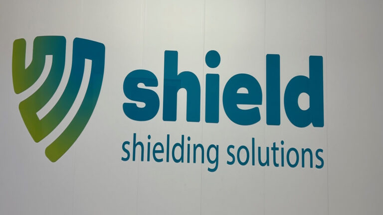 shield scritte a rilievo con stampa digitale su parete