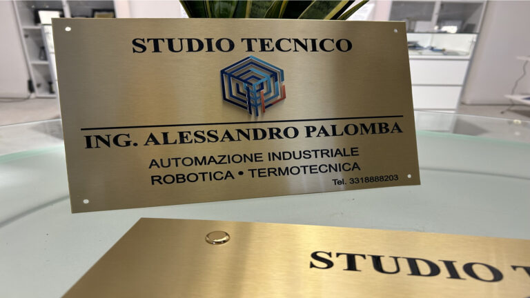 TARGA IN OTTONE INCISA CON LOGO A RILIEVO STAMP.