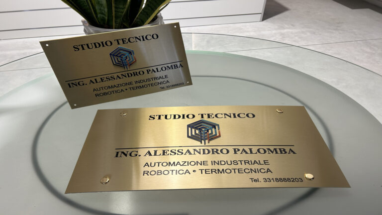 TARGA IN OTTONE INCISA CON LOGO A RILIEVO STAMPATO