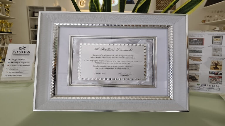 cornice con targa personalizzata